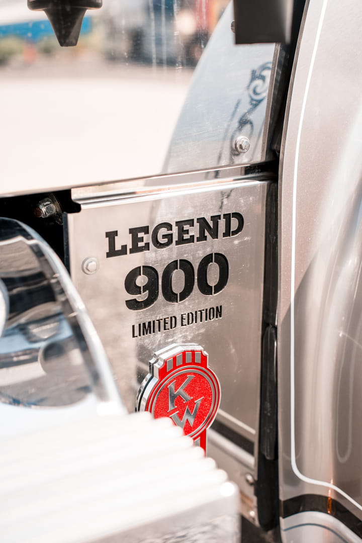 Closeup of LEgend 900 Ltd KW Ontour Truck